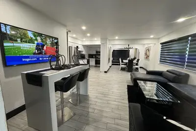 Image de Maison De Piscine massive, 6 chambres, 4 salles de bain complètes, près de la plage!