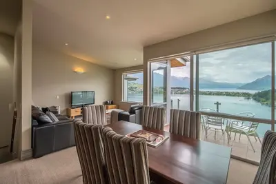 Image de Vues sur le lac et la montagne, appartement, Ă pied de la ville, 3 chambres, 3 salles de bains,