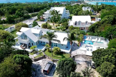 Image de Maison de luxe 3br avec piscine privée et voiturette de golf gratuite pour une utilisation sur la plage!