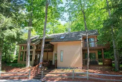 Image de Cozy Forest Cottage en face du lac Mi