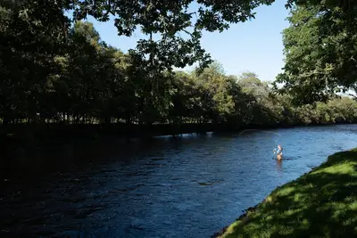 Image de Chalet boisé isolé sur les rives d'une rivière Highland vierge