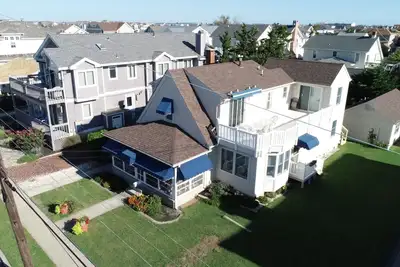 Image de Duplex, 2 pâtés de maisons de la plage, Internet, climatisation centrale, terrasse, stationnement hors rue et plus!