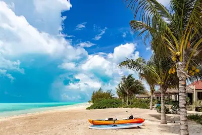 Image de Escapade romantique, plage de classe mondiale, emplacement parfait!