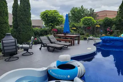Image de Maison de luxe avec paradis d'arrière-cour. Piscine, bois franc, granit, 3 cac, 2 bains.