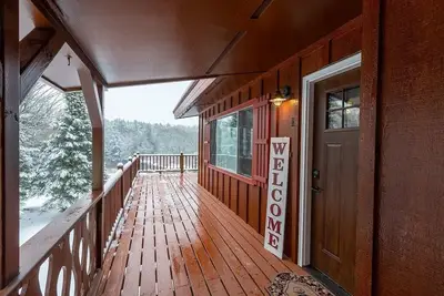 Image de Juste à côté de la piste de motoneige attend cette cabine de 3 chambres et 1 salle de bains.