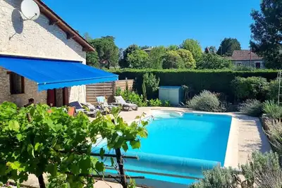 Maison en pierre dans un village