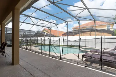 Image de Maison de 7 chambres avec piscine pour 18 personnes à seulement 6 miles de Disney