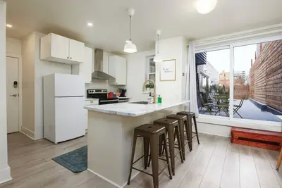 Image de Rosemont Chic 2br apt. & 2 bath patio A/C steps from metro Beaubien