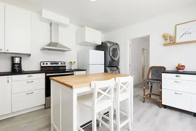 Image de Rosemont Retreat: Chic 1br Apt W/Terrace & Ac on the Plaza St-Hubert