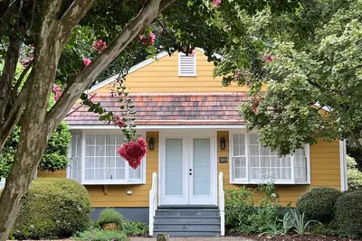 Image de Cottage dans le quartier historique de Yorktown (anciennement Galerie of Nancy Thomas, artiste populaire)