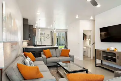 Image de Récemment construit, récemment rénové, belle maison de 4 chambres à coucher. Piscine et bains à remous!