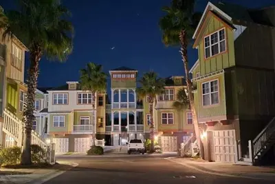 Image de Back Bay # 11. Folly Beach Townhouse 3 Br à distance de marche de la plage et des commerces.
