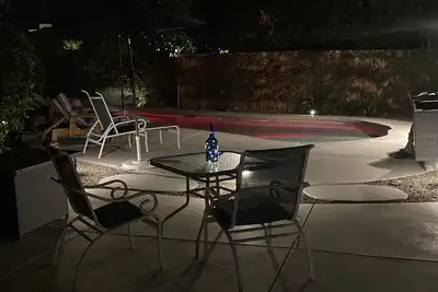 Image de 2 + 2 entièrement mis à jour, clôturé, piscine privée, retraite dans le désert