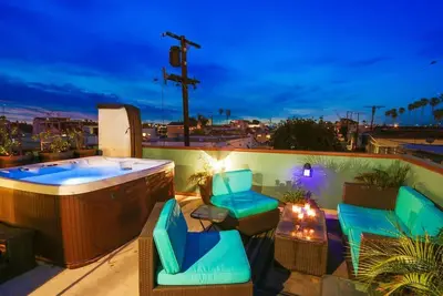 Image de Grande maison de l'autre côté de la rue avec terrasse sur le toit et jacuzzi chaud. 8 couchages