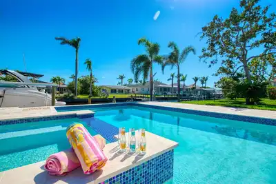 Image de Villa récemment rénovée dans un emplacement privilégié -5 min de la rivière, nouvelle piscine avec bain à remous