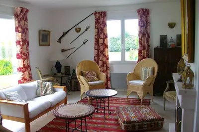 Image de Grande maison lumineuse avec jardin plein sud proche de la plage.