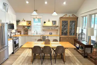 Image de 2 bedroom/2 bath stone farmhouse overlooking hill country creek on 50 acres