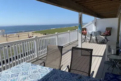 Image de Condo spectaculaire en bord de mer près de la jetée!