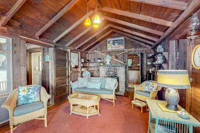 Image de Maison au bord du lac avec bain à remous privé, quai, ascenseur à bateau et foyer - 2 chiens Ok!