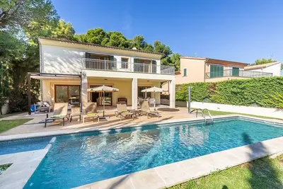 Villa familiale moderne, climatisation, piscine privée, à 5 minutes à pied de deux belles plages de Mal Pas, Alcudia!
