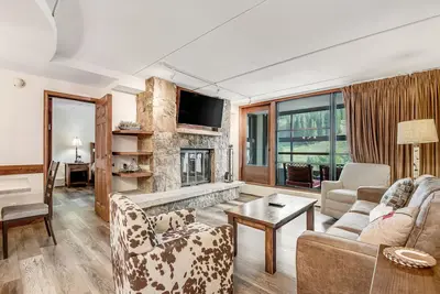 Image de Condo de village avec salle de bronzage, foyer et bain Ă remous / grill communs - les marches menant aux ascenseurs!