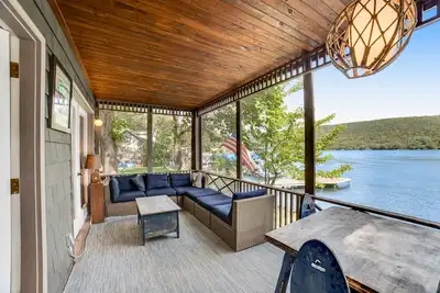 Image de Maison au bord du lac unique et charmante avec quai, ascenseur à bateau et canoë \/ kayak!