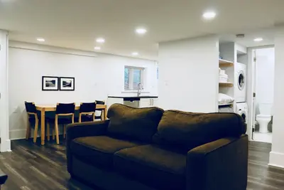 Image de Suite de 2 chambres au rez-de-chaussée près de \"The Drive\"
