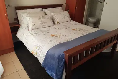 Image de Tapis de bachelor moderne privé dans un jardin verdoyant