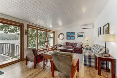Image de Dog-friendly maison au bord du lac w / terrasse meublée et quai privé