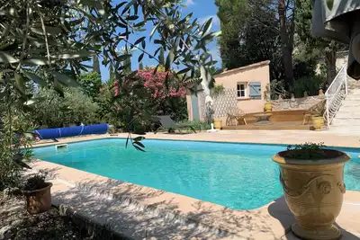 Image de Charmante villa avec beau jardin arboré et jolie vue à 300 m du village.