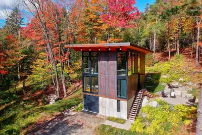 Image de Conception architecturale unique encadrée par des vues sur la forêt. Vtt et randonnée à la porte.