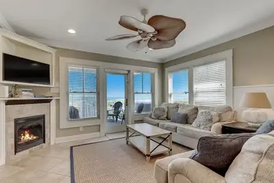 Image de Magnifique Oceantfont Home avec piscine semi-privée