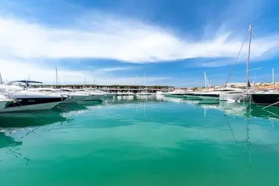 L'emplacement est parfait au légendaire Port Adriano