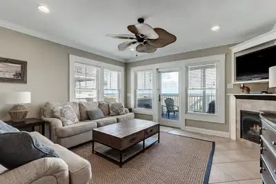 Image de Accueil Oceanfront à couper le souffle avec piscine semi-privée