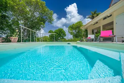 Image de Villa de charme, piscine et jardin, sur la route des plages