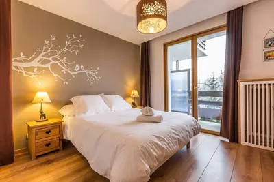 Image de Appartement spacieux, moderne et bien équipé avec une vue imprenable depuis le balcon.