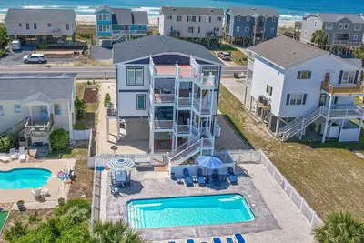 Image de \"A Penny From Heaven\" est vraiment un cadeau du paradis du vacancier! Piscine d'eau salée, 2e rangée avec une vue incroyable sur l'océan scintillant et le pont emblématique de Holden Beach!   Allez, vous méritez ces vacances!