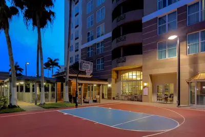 Image de Studio équipé avec piscine + accès au terrain de basket | Navette aéroport gratuite