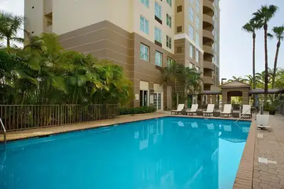 Image de Studio King Équipé avec Piscine + Accès au Terrain de Basket | Navette aéroport gratuite