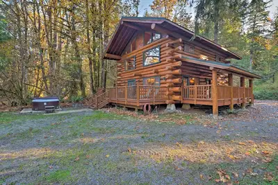 Image de Nouveau! Custom Riverfront Log Home près de Stevens Pass!