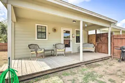 Image de Nouveau! Canyon Lake Cottage, à 1 km de la rivière Guadalupe!