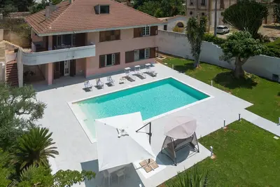Image de Maison de vacances avec Wifi, climatisation, piscine privée, bain à remous, Tv, terrasse, parking