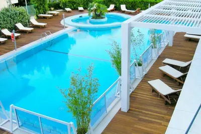 Joli appartement avec Wifi, climatisation, piscine, Tv, patio, animaux admis et parking