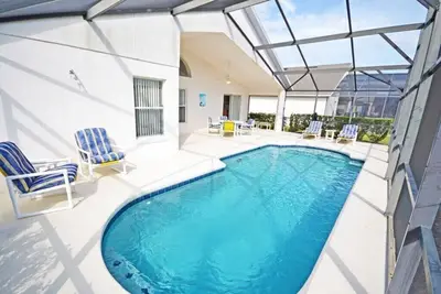 Image de Spacieuse maison de piscine située dans la communauté fermée populaire de Westhaven