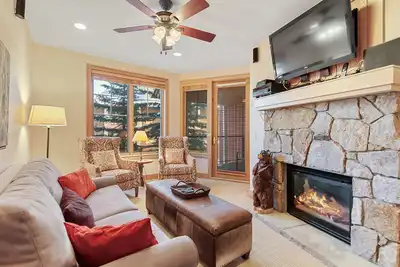 Image de Condo de luxe au centre-ville de Breckenridge - Promenade rapide aux remontées mécaniques, bain à remous privé!