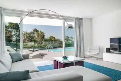 Image de Piscine privée! Luxury Island Retreat avec petit-déjeuner Gratuit + Wi-Fi!