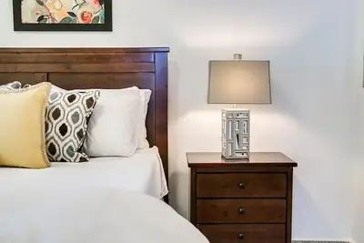 Image de #HabitueHomes - Red Ivy #5 - 1 Bed + Pullout Sofa