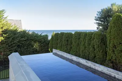 Image de Près de Compo Beach, piscine à débordement, vue sur l'eau spectaculaire dans cette nouvelle maison élégante