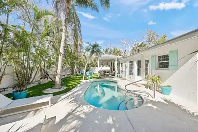 Image de Nouvelle maison luxueuse rénovée! Piscine, cabane, hamac, promenade à la plage w / équipement!