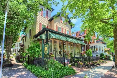 Image de Marcher à tout! Situé près de la plage et de Washington Street Matt ce 5 Br / 5. 5 Ba maison appelée The Fairthorne Cottage. 10 personnes.